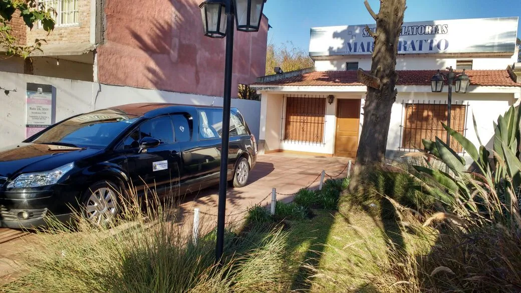 Flota de coches fúnebres propios de la Cochería Mario Ratto